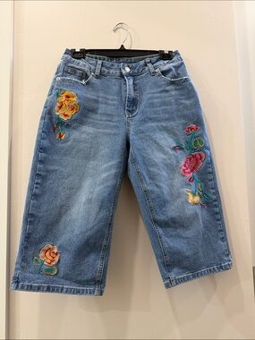 Embroidered Cropped Women's Jeans - Blue Floral Accent